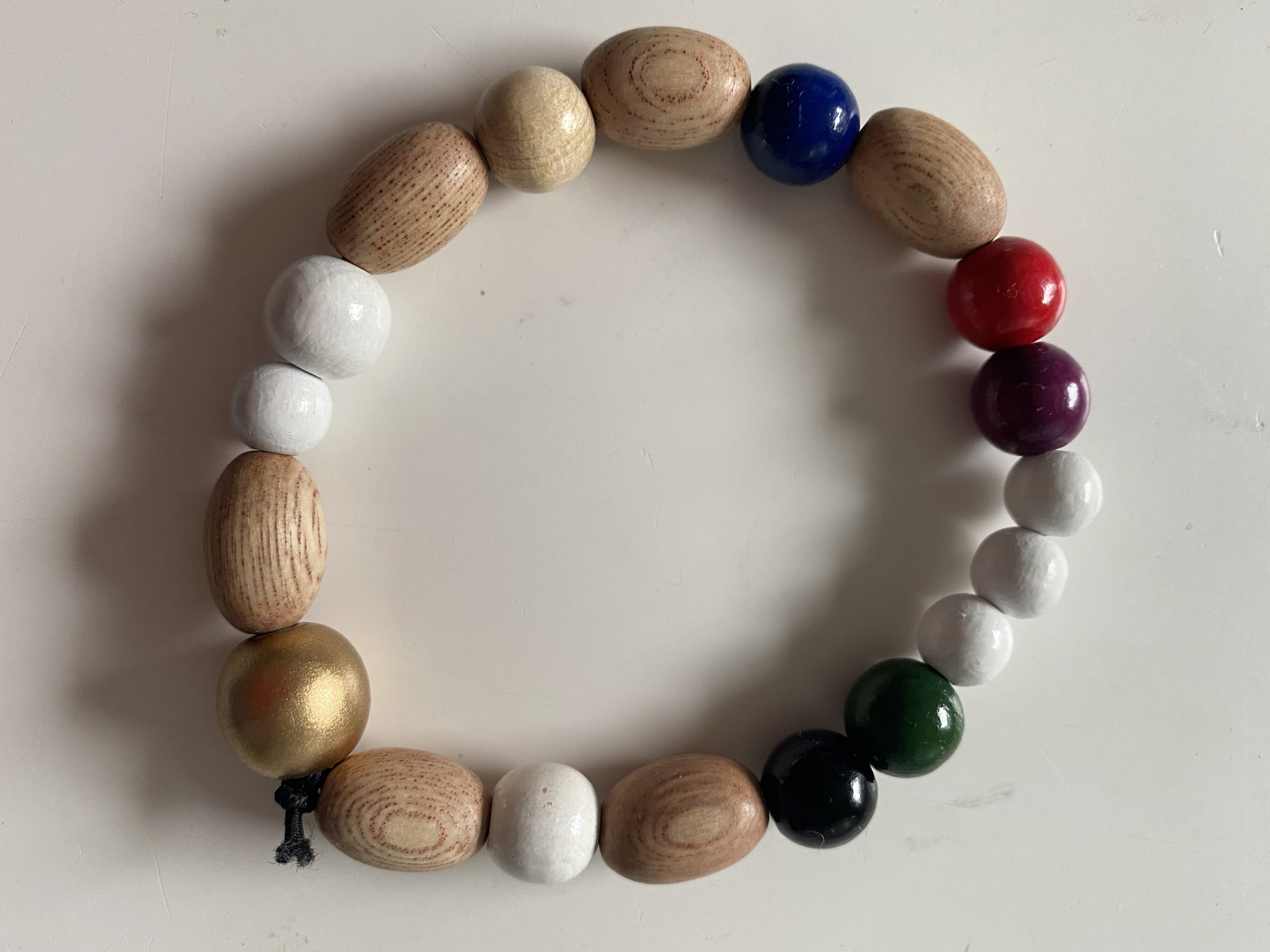 Puisista helmistä tehty rukoushelminauha ranteeseen. 